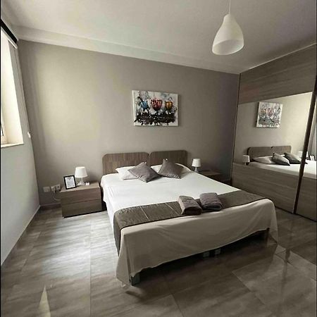 F10 Room 1, Private Double Room With Private Bathroom In Shared Flat Msida Exterior photo