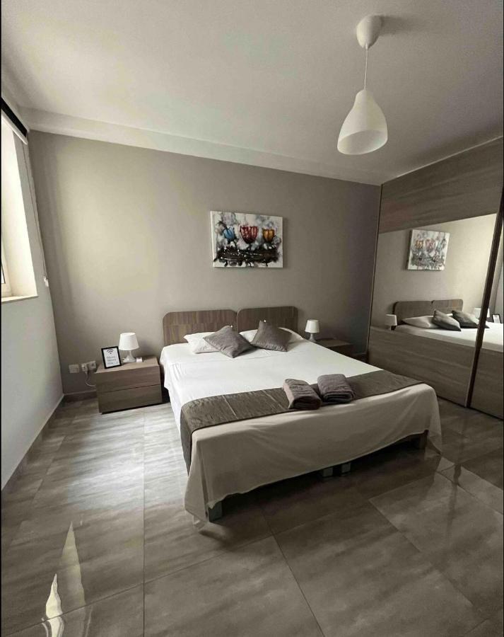 F10 Room 1, Private Double Room With Private Bathroom In Shared Flat Msida Exterior photo